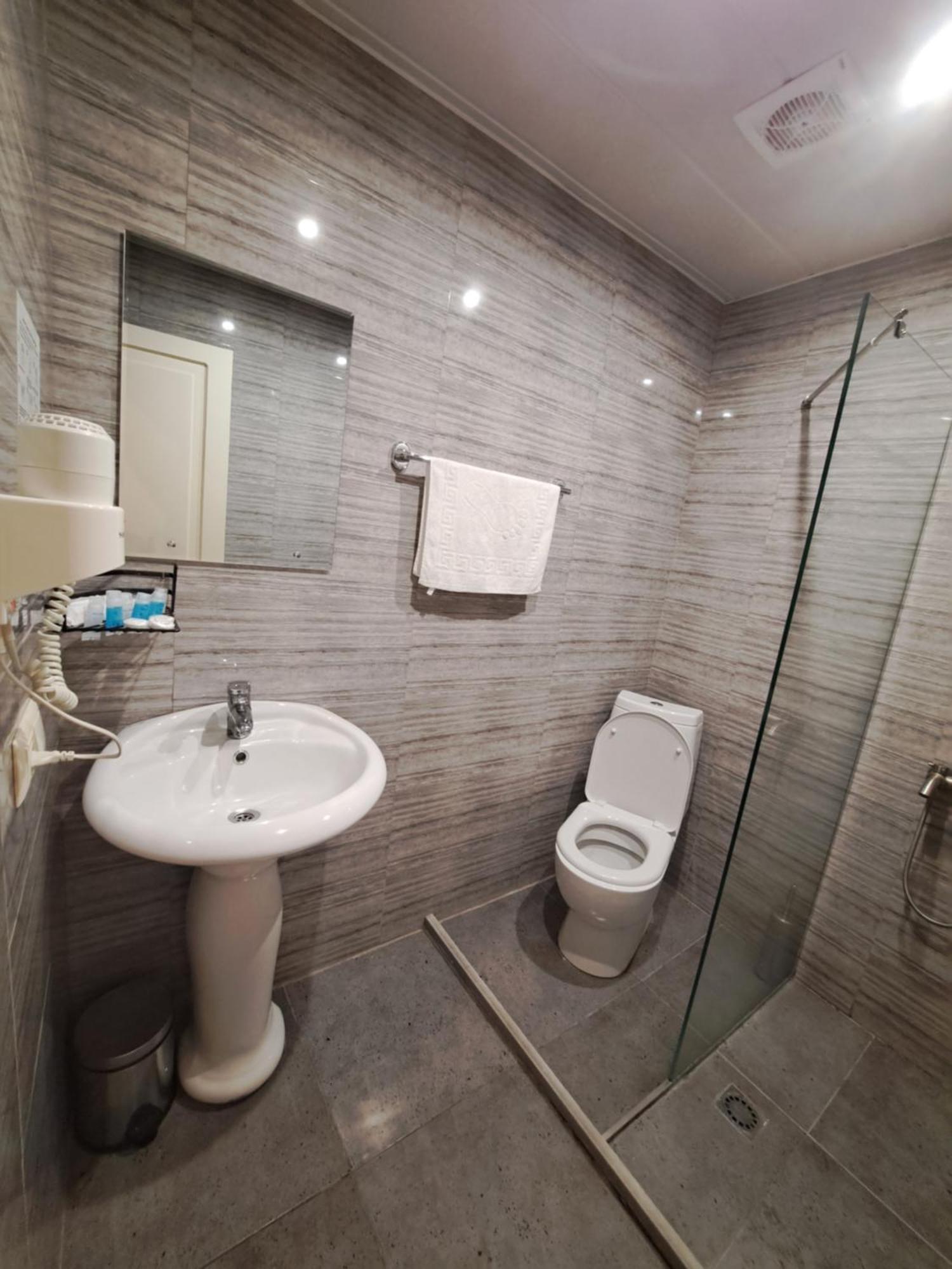 River S Hotel Зугдиди Екстериор снимка