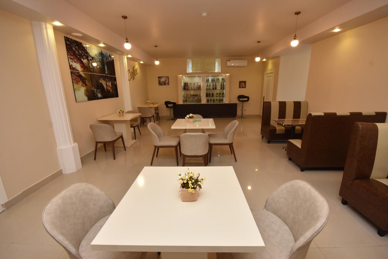 River S Hotel Зугдиди Екстериор снимка